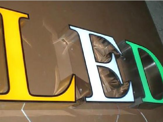 宝兴介绍LED招牌的基础知识。
